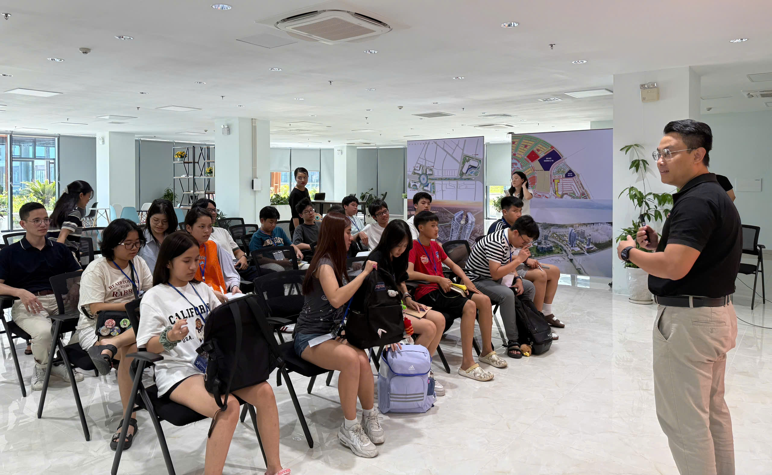 Đoàn học sinh tham gia chương trình Research Summer Camp 2025